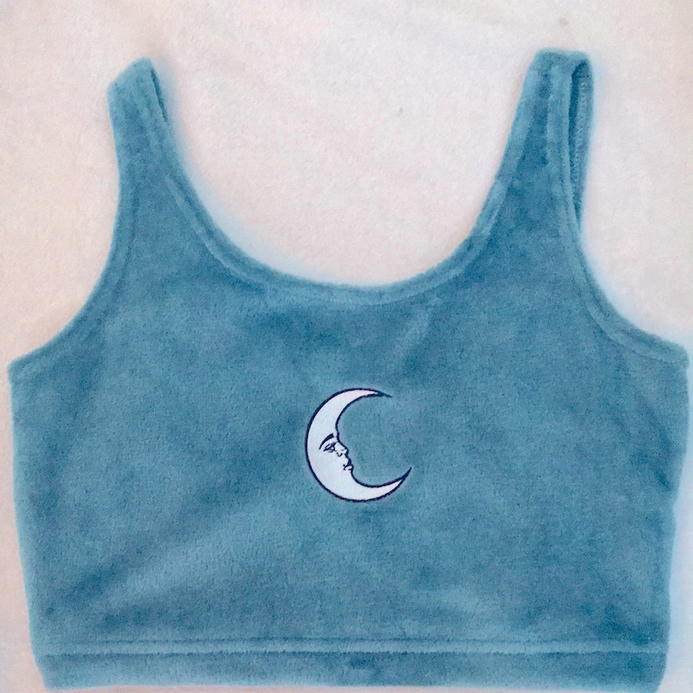 selling bc it’s to big on me!!